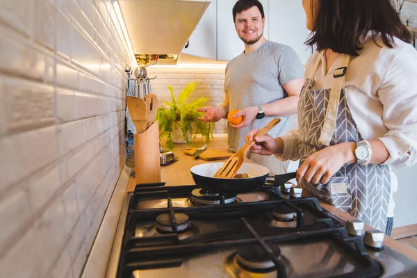 Pareja Cocinando Juntos Cocina Freír Panqueques Cortando Naranja Estilo Vida — Foto de Stock