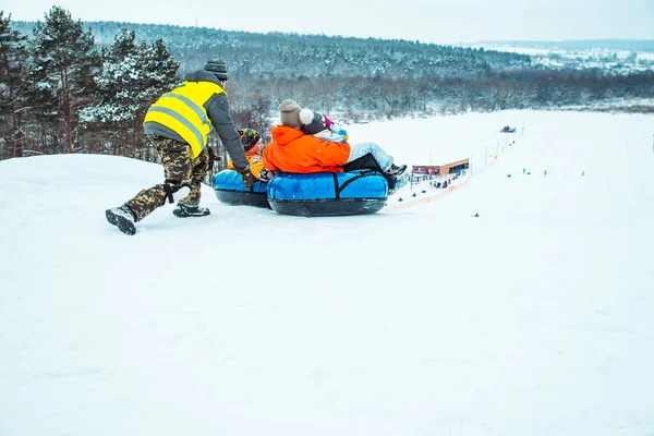 Lviv Ukraine Januari 2019 Familjeresa Ner Genom Snöslinga Med Snöslang — Stockfoto