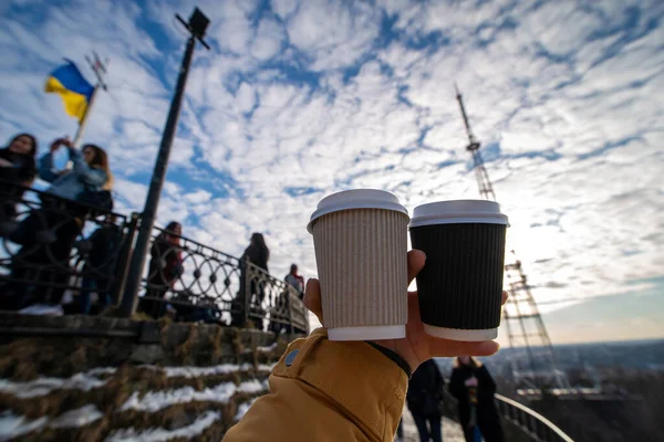 Vrouw Hand Met Twee Koffie Kopje Drinken Gaan Winter Tijd — Stockfoto