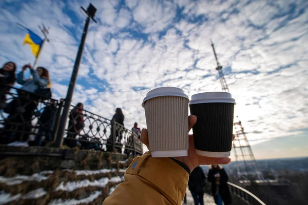 Vrouw Hand Met Twee Koffie Kopje Drinken Gaan Winter Tijd — Stockfoto