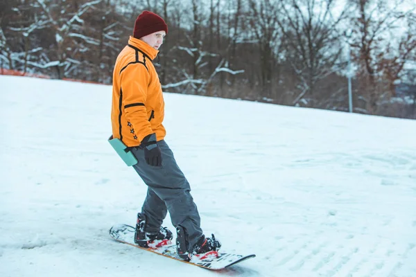 Jovem Montando Snowboard Por Inverno Colina Estilo Vida Desportivo — Fotografia de Stock