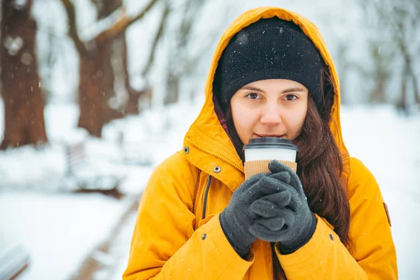 Kvinna Dricka Kaffe Utanför Park Porträtt Drink Att Vintertid Värma — Stockfoto