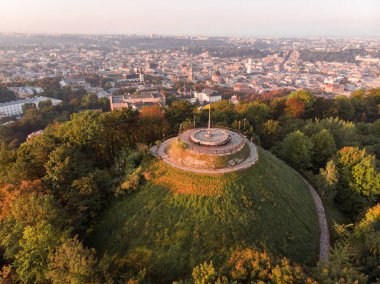 Yüksek Castle City Park 'ın sonbahar akşamının hava manzarası.