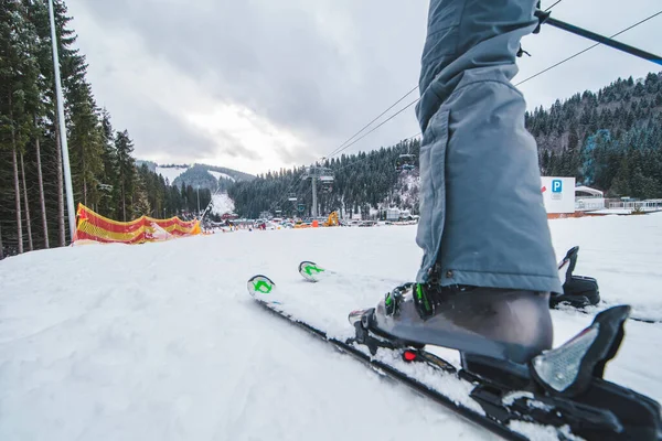 Bein Mit Ski Aus Nächster Nähe Winterzeit Verschneiter Urlaub — Stockfoto