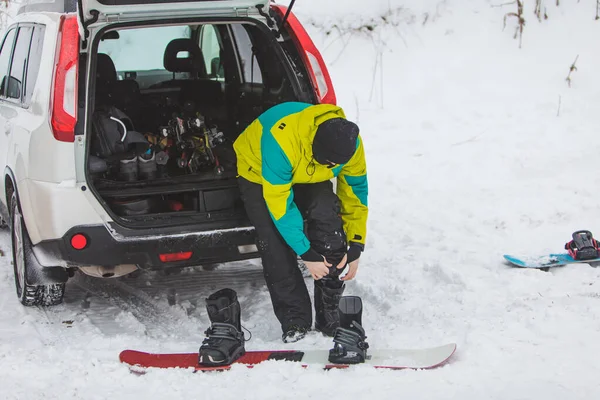 Ember Cserél Rendszeres Csizma Snowboard Parkolóban Közel Autó Életstílus Extrém — Stock Fotó