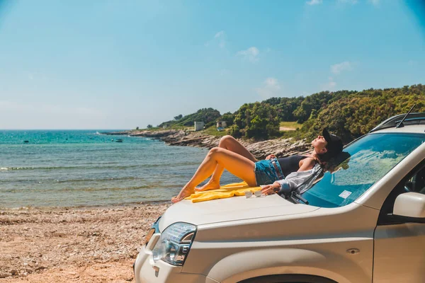 Glückliche Frau Meer Sommerstrand Sitzt Auto Motorhaube Urlaubskonzept — Stockfoto