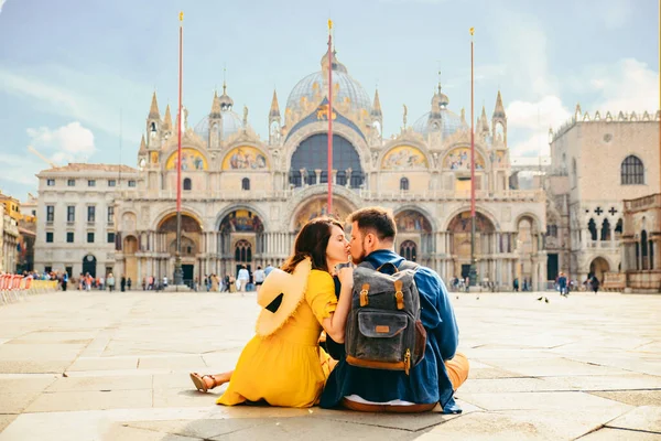 Romantyczna Para Siedzi Ziemi Podziwiając Widok Plac Świętego Marka Wenecja — Zdjęcie stockowe