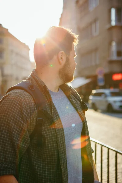 Junger Bärtiger Mann Bei Sonnenuntergang Auf Der Straße — Stockfoto