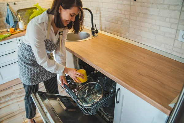 Молодая Красивая Женщина Кладет Посуду Посудомоечную Машину Домашний Образ Жизни — стоковое фото