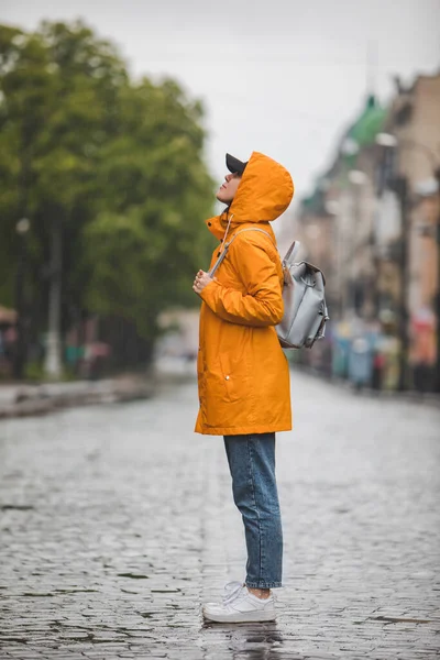 Seitenansicht Einer Frau Gelbem Regenmantel Die Auf Der Straße Steht — Stockfoto