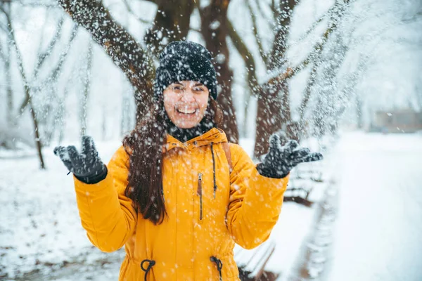 Женщина Играет Снегом Снежном Городском Парке Зима — стоковое фото