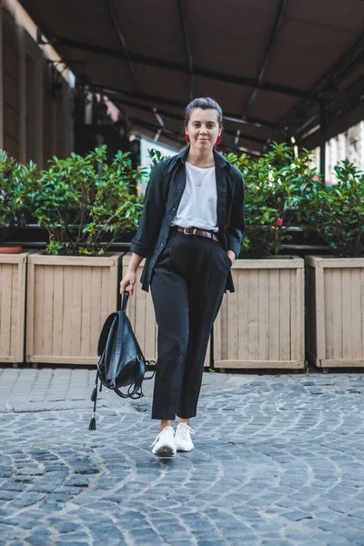 Hübsche Frau Posiert Urbanen Outfit Auf Der Straße — Stockfoto