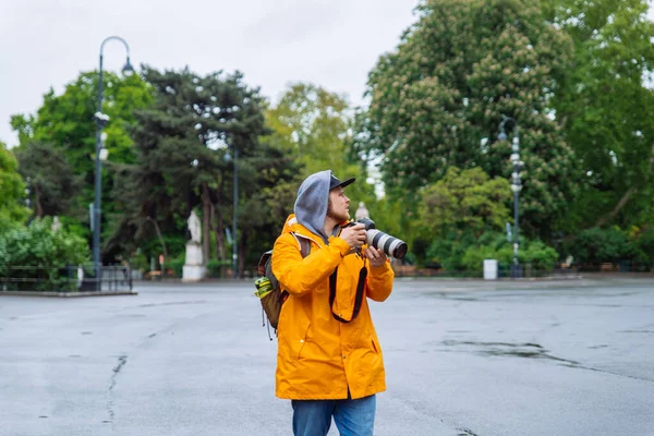 Man Met Professionele Camera Grote Lens Nemen Foto Van Stad — Stockfoto