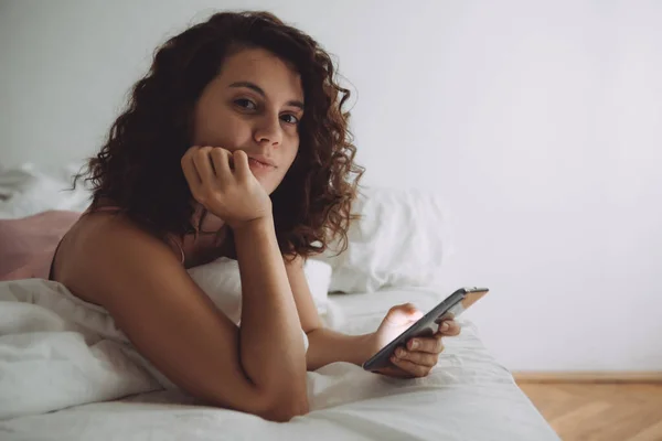 Young Pretty Woman Curly Hair Bed Phone Domestic Lifestyle — Stock Photo, Image