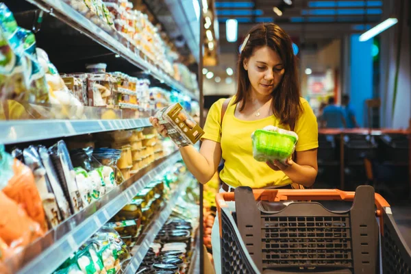 Jovem Mulher Adulta Bonita Fazer Compras Estilo Vida Mercearia — Fotografia de Stock