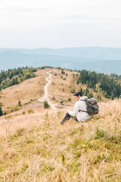 Hombre Con Mochila Senderismo Por Las Montañas Otoño Copiar Espacio — Foto de Stock