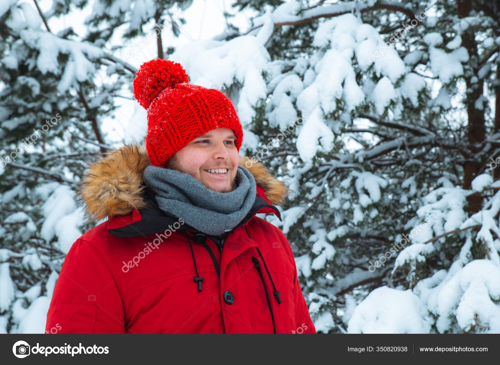 Jeune Homme Adulte Manteau D'hiver Rouge Avec Chapeau Rouge Avec image  libre de droit par Vera_Petrunina © #350820938