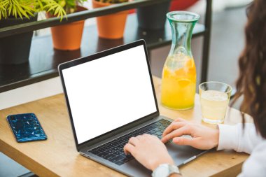 Kafe White Screen Freelancer konsepti fotokopi alanı üzerinde çalışan kadın