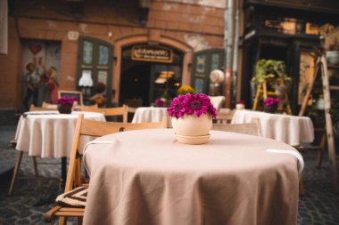 Şehir caddesinde çiçeklerle dolu kafe masası görüntüsü