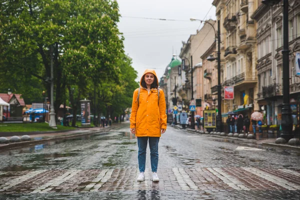 Femme Milieu Rue Traversant Route Imperméable Jaune Vêtements Urbains Décontractés — Photo