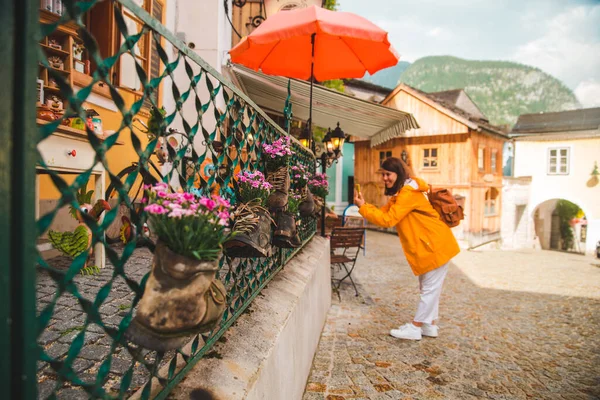 Donna Scattare Foto Sul Suo Telefono Hallstatt Città Strade Estate — Foto Stock