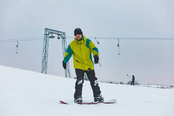 Snowboard Hombre Abajo Por Colina Tiempo Invierno Deporte —  Fotos de Stock