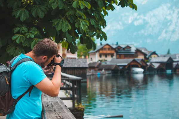 Férfi Fényképez Hallstatt Falu Ausztriában Utazási Koncepció — Stock Fotó