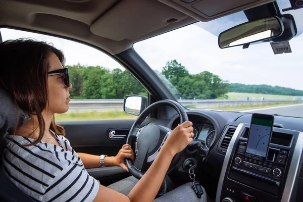 Vrouw Rijden Auto Door Speedway Zomer Tijd Navigatie Telefoon — Stockfoto