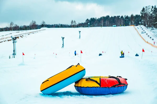 Snow Tubing Ringe Aus Nächster Nähe Hügel Hintergrund Familienfreizeit Winter — Stockfoto