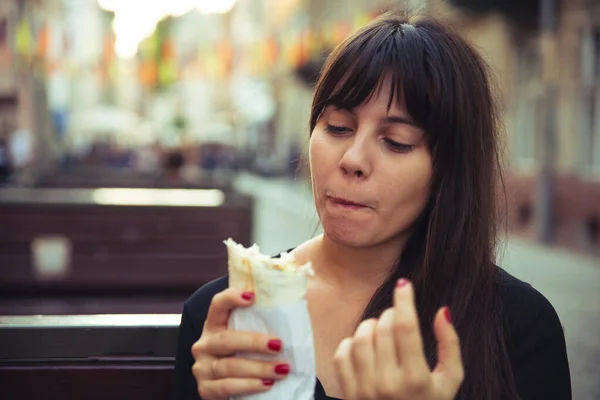 Jong Glimlachen Vrouw Eten Fast Food Buiten Stedelijke Rush Levensstijl — Stockfoto