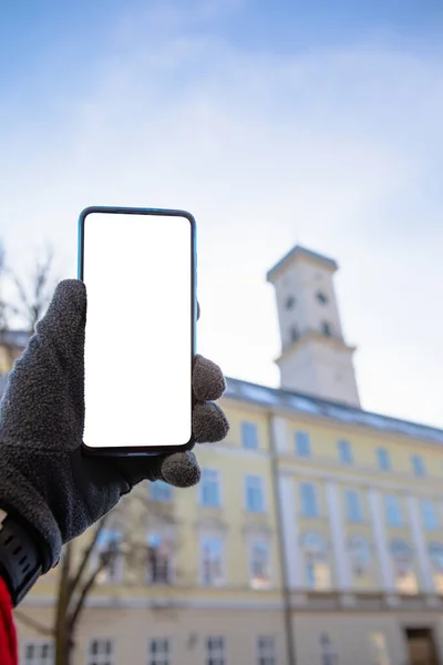 Άνθρωπος Χέρι Γάντια Κρατώντας Τηλέφωνο Λευκή Οθόνη Lviv Δημαρχείο Στο — Φωτογραφία Αρχείου