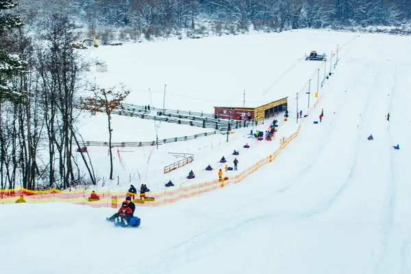 Gente Divirtiéndose Tubo Nieve Hacia Abajo Por Colina Invierno Tiempo — Foto de Stock