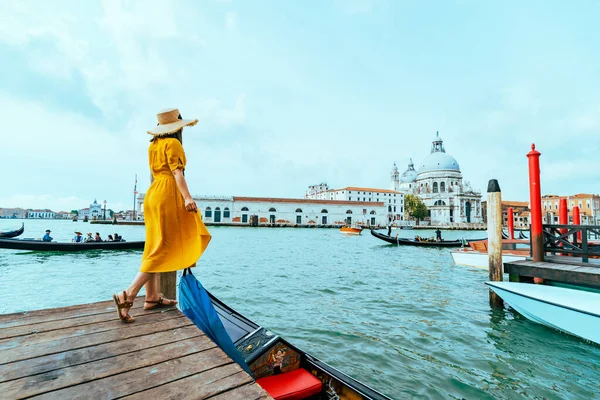Frau Gelbem Sommerkleid Spaziert Durch Venedig Und Betrachtet Großes Urlaubskonzept — Stockfoto
