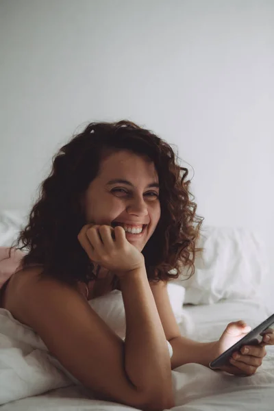 Jovem Mulher Bonita Com Cabelo Encaracolado Cama Com Telefone Estilo — Fotografia de Stock