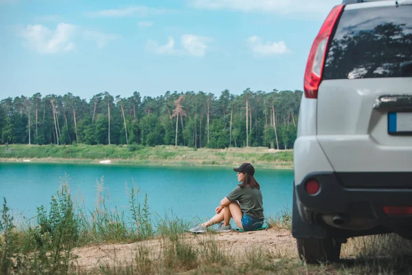 Mulher Sentada Borda Apreciando Vista Conceito Viagem Carro Lago — Fotografia de Stock