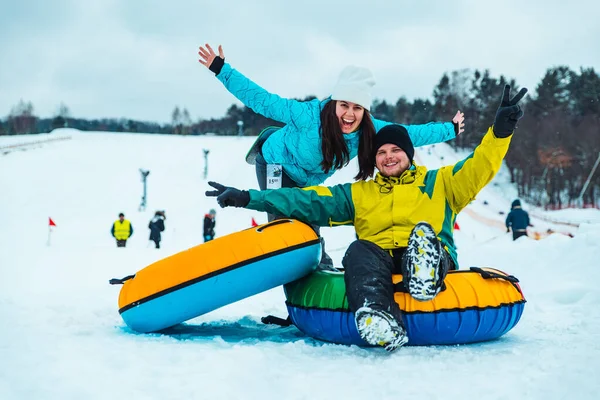 Paar Beim Rutschen Mit Schneetubus Winterfreizeit — Stockfoto