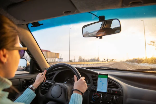 Auto Reizen Concept Zonsopgang Bij Winter Snelweg Navigatie Telefoon Road — Stockfoto