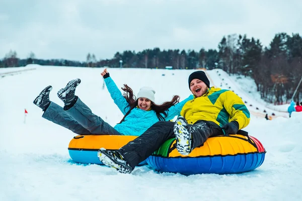 Paar Beim Rutschen Mit Schneetubus Winterfreizeit — Stockfoto