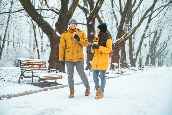 Pareja Caminando Por Parque Ciudad Nevada Hablando Socializando Cita Romántica — Foto de Stock