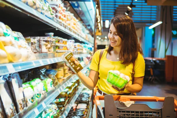 Joven Bastante Adulto Mujer Hacer Compras Tienda Comestibles Estilo Vida —  Fotos de Stock