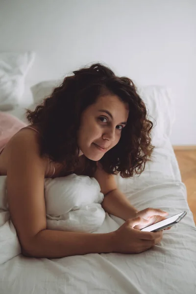 Junge Hübsche Frau Mit Lockigem Haar Bett Mit Telefon Häuslichen — Stockfoto