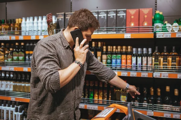 Mann Telefoniert Supermarkt Und Braucht Hilfe Beim Kopieren Der Einkaufsliste — Stockfoto