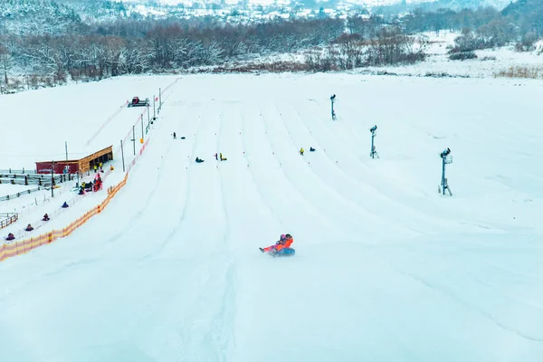 People Having Fun Snow Tubing Winter Hill Winter Time — Stock Photo, Image