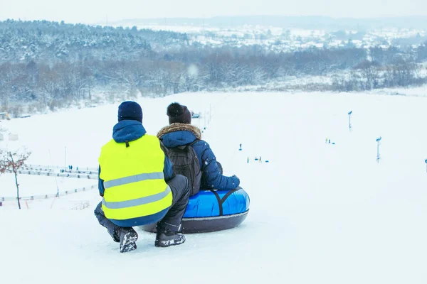 Atividades Divertidas Inverno Passeio Para Baixo Pela Colina Tubulação Neve — Fotografia de Stock