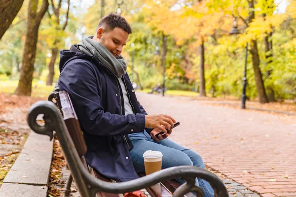 옥외에서 가을에 커피를 마시고 사람이 공원에서 이야기하는 — 스톡 사진