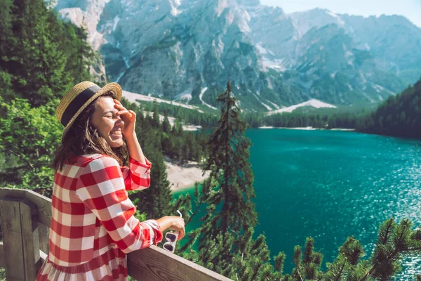 山の中の湖の前に立つ女性夏の旅行のコンセプト — ストック写真