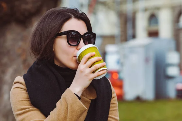 Young Stylish Smiling Woman Sunglasses Drink Coffee While Sitting Bench — Stock Photo, Image