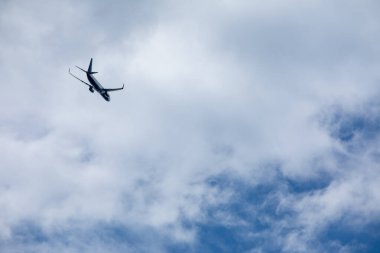 Gökyüzü seyahati konseptinde uçak kopyalama alanı