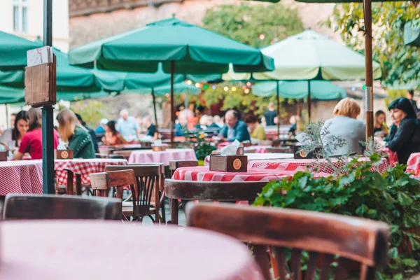Lwów Ukraina Września 2019 Osoby Jedzące Rozmawiające Picie Restauracji Świeżym — Zdjęcie stockowe
