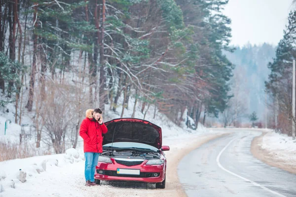 Άνθρωπος Στέκεται Κοντά Σπασμένο Αυτοκίνητο Ανοιχτή Κουκούλα Καλώντας Βοήθεια — Φωτογραφία Αρχείου
